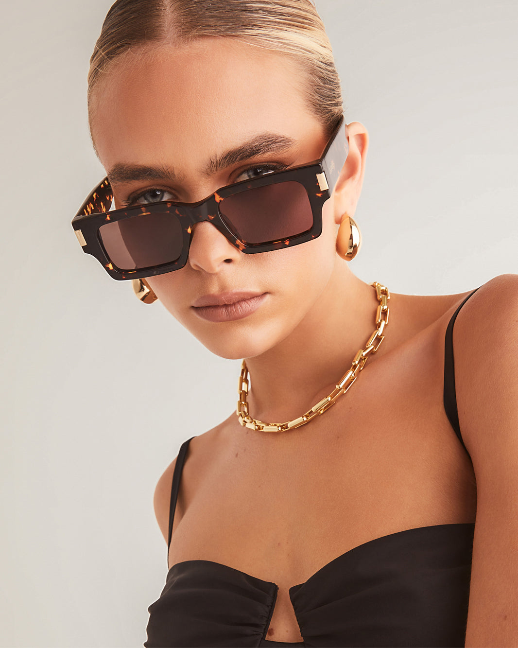 Sara sunglasses store